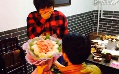 Chàng trai TQ kết hoa bằng thịt giăm bông cầu hôn bạn gái - 1 Chàng trai TQ kết hoa bằng thịt giăm bông cầu hôn bạn gái