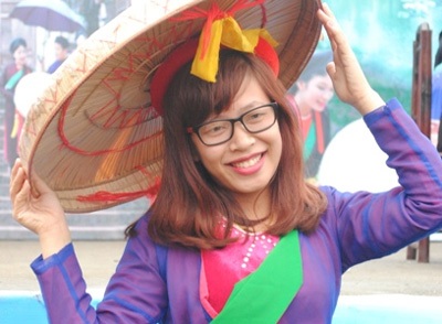 Thiếu nữ Kinh Bắc khoe sắc giữa Hội Lim - 11 Quanh Hội Lim có khoảng 5 – 6 cửa hàng cho thuê áo quan họ. Mỗi bộ giá thuê là 20.000 đồng.