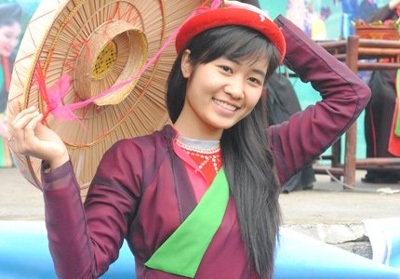 Thiếu nữ Kinh Bắc khoe sắc giữa Hội Lim - 10 Quanh Hội Lim có khoảng 5 – 6 cửa hàng cho thuê áo quan họ. Mỗi bộ giá thuê là 20.000 đồng.