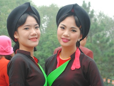 Thiếu nữ Kinh Bắc khoe sắc giữa Hội Lim - 7 Nhiều miền quê khác cùng tụ hội về đây trưng diện những bộ quần áo tứ thân, chụp ảnh làm kỷ niệm.