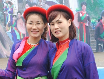 Thiếu nữ Kinh Bắc khoe sắc giữa Hội Lim - 6 Nhiều miền quê khác cùng tụ hội về đây trưng diện những bộ quần áo tứ thân, chụp ảnh làm kỷ niệm.