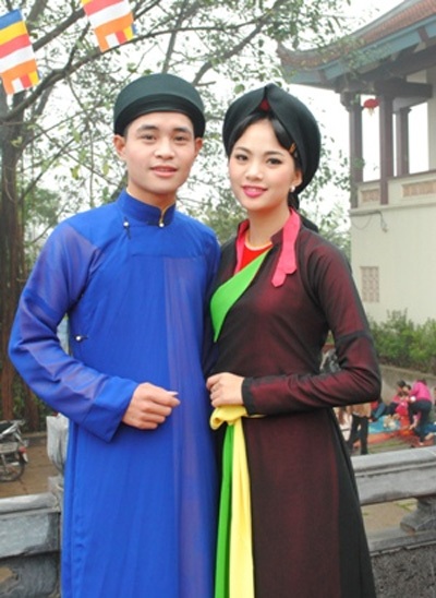 Thiếu nữ Kinh Bắc khoe sắc giữa Hội Lim - 4 Nhiều miền quê khác cùng tụ hội về đây trưng diện những bộ quần áo tứ thân, chụp ảnh làm kỷ niệm.