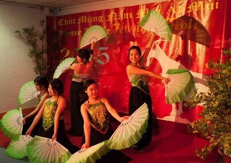 Múa quạt truyền thống.