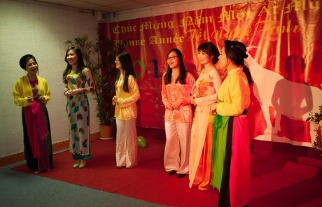 Các thiếu nữ miền Trung trong liên khúc “Xuân ba miền”.