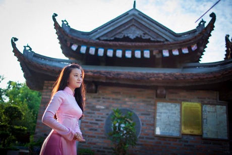 “Ong Vàng” Thúy Quỳnh dịu dàng lên chùa đầu năm - 2 Hoài Thư