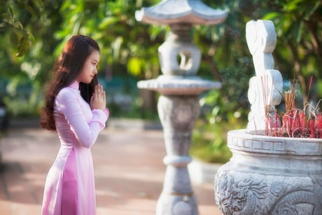 “Ong Vàng” Thúy Quỳnh dịu dàng lên chùa đầu năm - 1 Hoài Thư