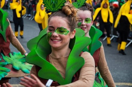 Ai cũng cố gắng mặc đồ màu xanh lá cây, trang điểm, vẽ mặt màu xanh để tưởng nhớ thánh Patrick.