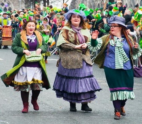 Ai cũng cố gắng mặc đồ màu xanh lá cây, trang điểm, vẽ mặt màu xanh để tưởng nhớ thánh Patrick.