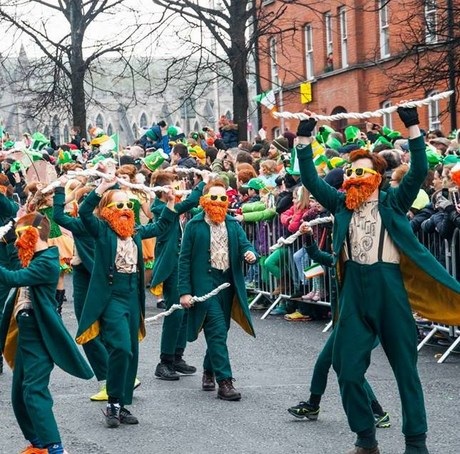 Náo nhiệt và tràn đầy màu sắc.