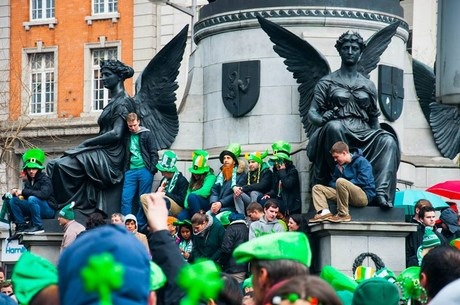 Biểu trưng cỏ ba lá gửi gắm ước mong may mắn.