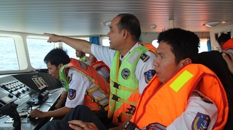 Những người trẻ can trường bám biển - 1 Đại úy Lê Trung Thành (bìa phải) giữa Hoàng Sa. Ảnh: Trần Tuấn.