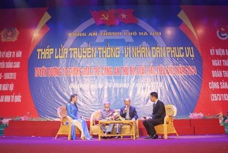 Tuyên dương 10 gương mặt trẻ công an Thủ đô xuất sắc tiêu biểu - 2 Giao lưu giữa các thế hệ cán bộ lãnh đạo công an thành phố Hà Nội