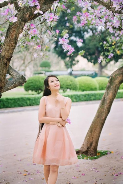 Thiếu nữ Hà thành dịu dàng dưới tán hoa ban - 2 Hoài Thư