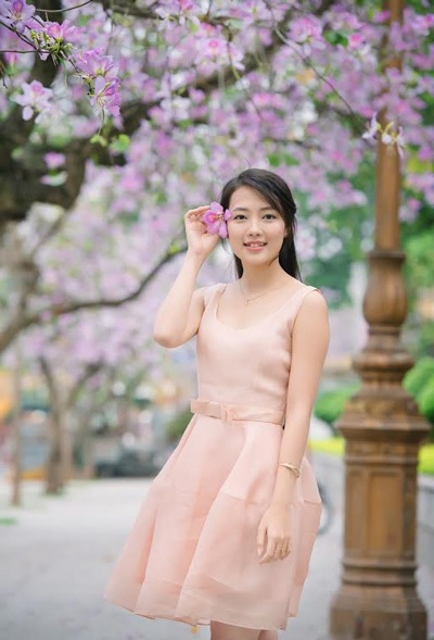 Thiếu nữ Hà thành dịu dàng dưới tán hoa ban - 10 Hoài Thư