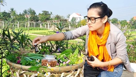 Cô gái “xách ba lô lên” và... đi tìm tinh dầu rau - 1 Nguyễn Ngọc Anh và các sản phẩm tinh chế từ Trà Quế.