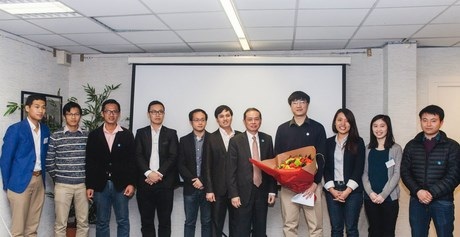 Nghiên cứu sinh tiến sỹ trở thành tân Chủ tịch Hội SV Việt tại Pháp - 1 Đại sứ Nguyễn Ngọc Sơn tặng hoa và chúc mừng Ban thường trực UEVF nhiệm kỳ 2015-2017.