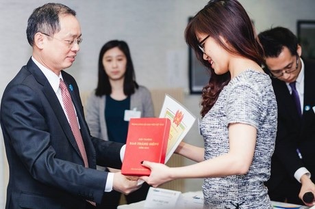 Nghiên cứu sinh tiến sỹ trở thành tân Chủ tịch Hội SV Việt tại Pháp - 2 Đại sứ Nguyễn Ngọc Sơn tặng hoa và chúc mừng Ban thường trực UEVF nhiệm kỳ 2015-2017.