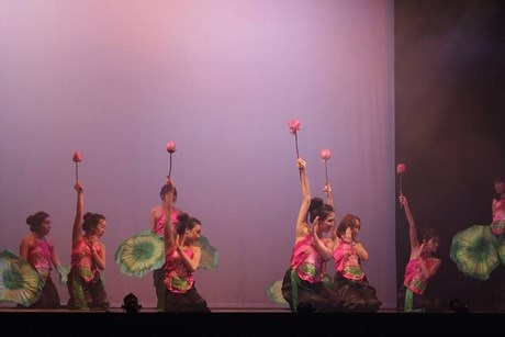 Cuốn hút đêm nhạc hội “Âm mưu kì bí” của SV Việt tại Anh - 3 Lệ Thu