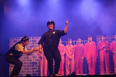 Cuốn hút đêm nhạc hội “Âm mưu kì bí” của SV Việt tại Anh - 1 Hài kịch “Âm mưu kì bí” với những cảnh diễn hài hước, kịch tính.