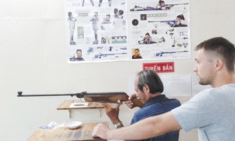 Nhiều du khách nước ngoài cũng tham gia tập luyện.