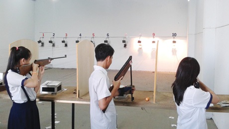 Các bạn trẻ TPHCM say sưa tập bắn súng thể thao.