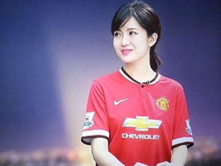 3 cô gái Việt làm “chao đảo” fan bóng đá - 1 Hot girl MU bình luân bóng đá khiến dân mạng thích thú là Nguyễn Tú Linh
