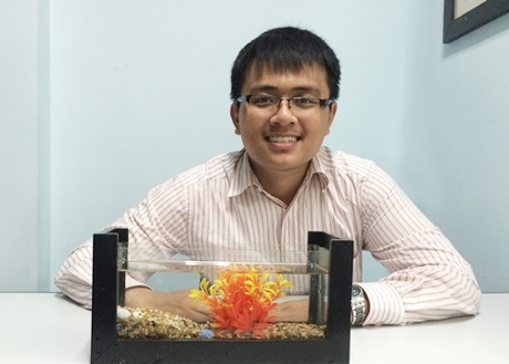 Quang Linh bên chiếc bể cá của mình.
