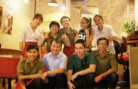 “Điên” cũng phải “chất” - 1 Thanh Tùng (hàng ngồi, thứ ba, từ trái qua) và bạn bè trong cửa hàng.