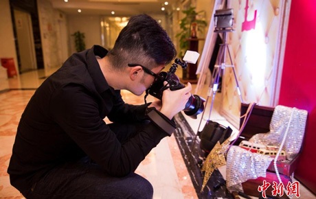 Câu chuyện một ngày vất vả của thợ chụp đám cưới trẻ tuổi