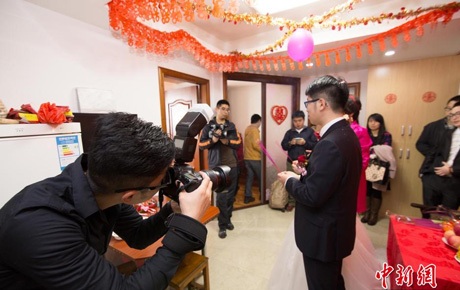 Câu chuyện một ngày vất vả của thợ chụp đám cưới trẻ tuổi