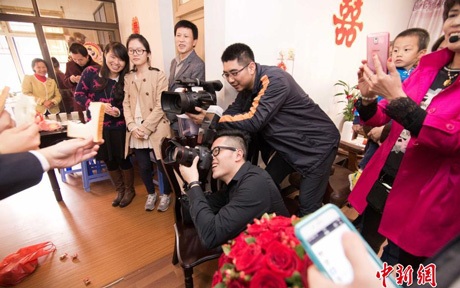 Câu chuyện một ngày vất vả của thợ chụp đám cưới trẻ tuổi