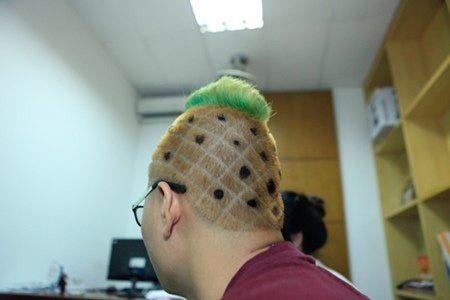 Chàng trai cắt tóc quả dứa: “Đừng đùa với dân mạng” - 5 Tóc nhuộm vàng, được tỉa thành nhiều mắt dứa