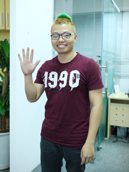 Chàng trai cắt tóc quả dứa: “Đừng đùa với dân mạng” - 1 Nguyễn Tiến Đạt hào hứng với kiểu tóc mới (ảnh: Hồng Phú)