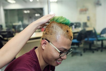 Chàng trai cắt tóc quả dứa: “Đừng đùa với dân mạng” - 11 Sau khi can đảm thực hiện lời hứa, Đạt nhận được rất nhiều lời khen ngợi từ cộng đồng mạng