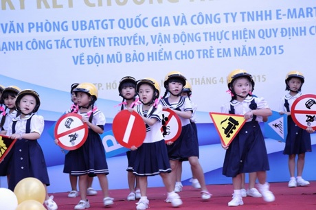 “Đội mũ cho con, trọn tình cha mẹ” - 4 Học sinh văn nghệ tuyên truyền an toàn giao thông.