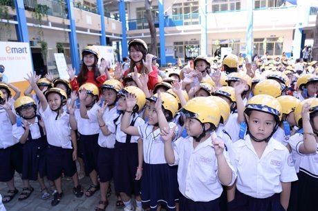 “Đội mũ cho con, trọn tình cha mẹ” - 3 Học sinh rất vui khi được đội mũ bảo hiểm