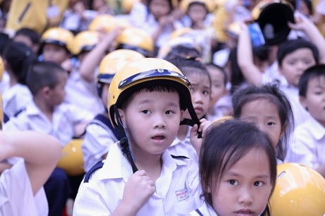 “Đội mũ cho con, trọn tình cha mẹ” - 2 Học sinh rất vui khi được đội mũ bảo hiểm