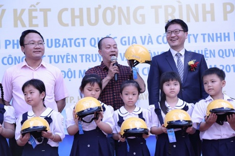 “Đội mũ cho con, trọn tình cha mẹ” - 1 “Đội mũ cho con, trọn tình cha mẹ”