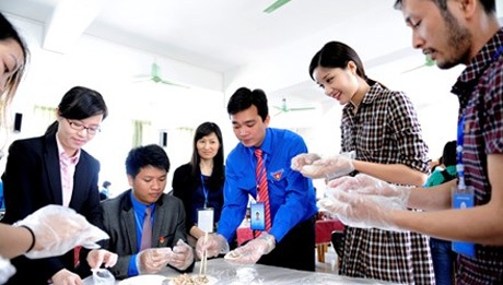 Homestay ở Quảng Tây - 1 Các đại biểu, thanh niên Việt Nam tham gia làm bánh sủi cảo