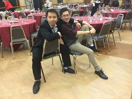 Anh chàng và bạn thư giãn sau khi làm tiệc văn nghệ Taste of Asia ở trường McDaniel College.