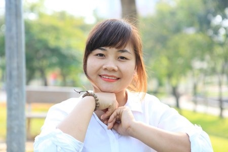 Nữ sinh Du lịch sáng giảng đường, chiều bán hoa - 11 Khuyên bén duyên với công việc bán hoa dạo gần một năm nay.