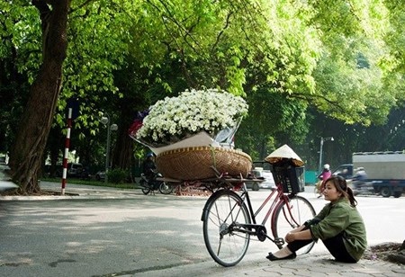 Nữ sinh Du lịch sáng giảng đường, chiều bán hoa - 9 Khuyên bén duyên với công việc bán hoa dạo gần một năm nay.