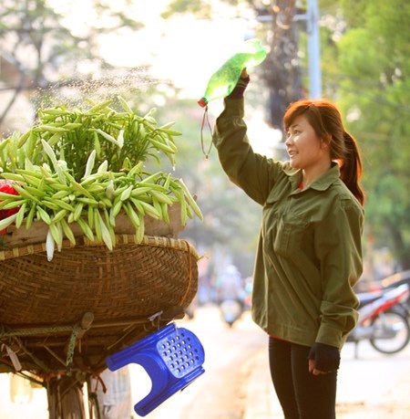 Nữ sinh Du lịch sáng giảng đường, chiều bán hoa - 6 Khuyên bén duyên với công việc bán hoa dạo gần một năm nay.