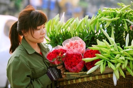 Nữ sinh Du lịch sáng giảng đường, chiều bán hoa - 5 Khuyên bén duyên với công việc bán hoa dạo gần một năm nay.
