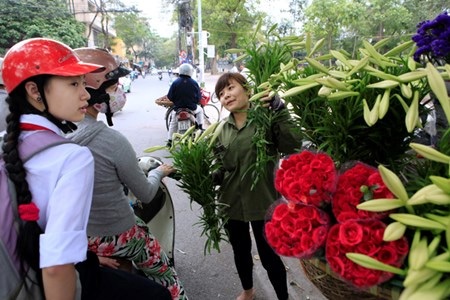 Nữ sinh Du lịch sáng giảng đường, chiều bán hoa - 3 Khuyên bén duyên với công việc bán hoa dạo gần một năm nay.