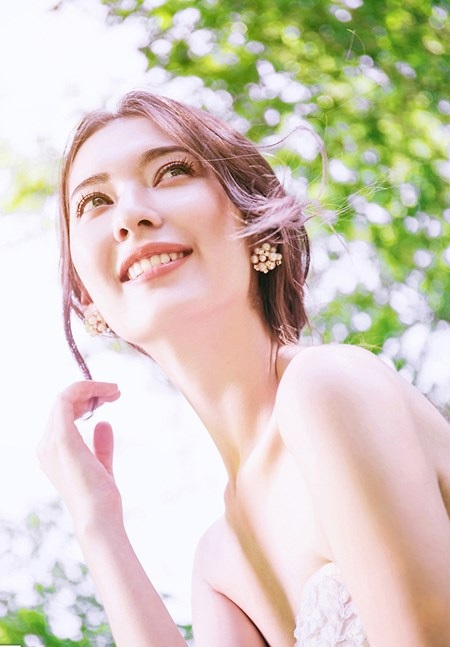 Mạch Đề sở hữu đôi mắt hút hồn và làn da trắng nõn