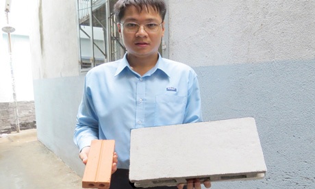 Dùng giấy chế gạch xây dựng, bạc nano làm khẩu trang diệt khuẩn - 2 Nguyễn Cao Hoàng Sang cùng các dụng cụ chế tạo gạch từ giấy phế thải.