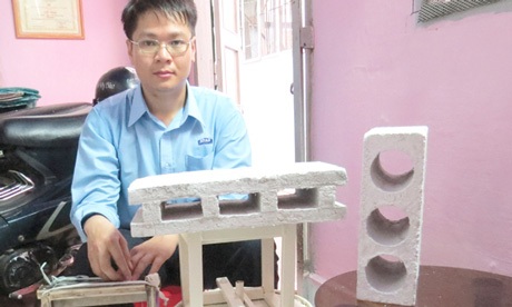 Dùng giấy chế gạch xây dựng, bạc nano làm khẩu trang diệt khuẩn - 1 Nguyễn Cao Hoàng Sang cùng các dụng cụ chế tạo gạch từ giấy phế thải.