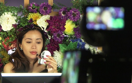 Tuổi thơ cơ cực của “phù thủy trang điểm” Michelle Phan - 6 Michelle Phan là một trong những người sở hữu lượng người theo dõi đông đảo nhất trên kênh YouTube.