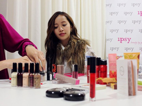 Tuổi thơ cơ cực của “phù thủy trang điểm” Michelle Phan - 1 Tuổi thơ cơ cực của “phù thủy trang điểm” Michelle Phan